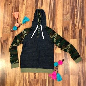 Men’s Camo hooded long sleeve half button-LIKE NEW